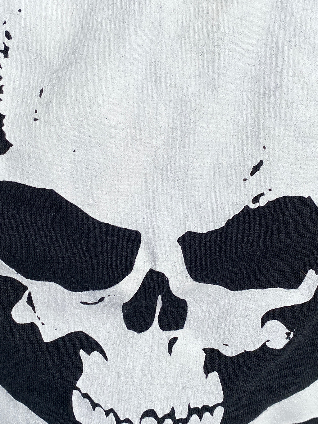 2000s Vintage Skull & Crossbones T-Shirt (Small)