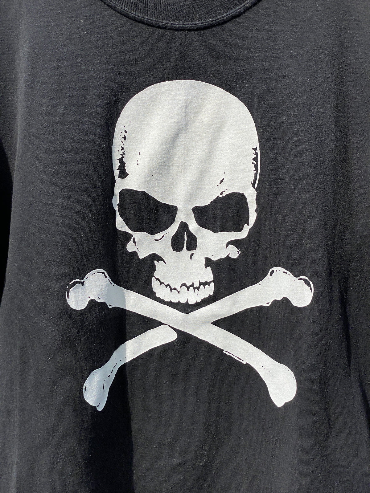 2000s Vintage Skull & Crossbones T-Shirt (Small)